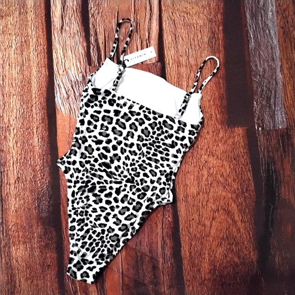 Vitamin A One Piece 🐠Host Pick🌴 - Picture 3 of 6